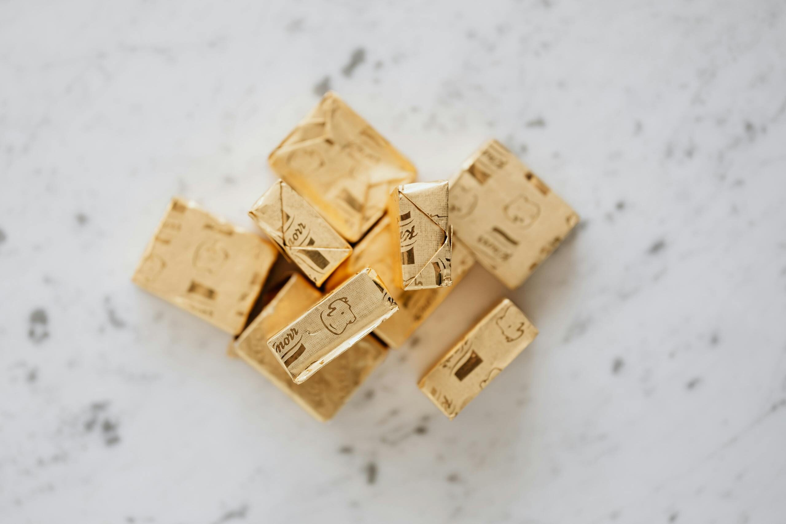 Stos sklepowych kostek rosołowych