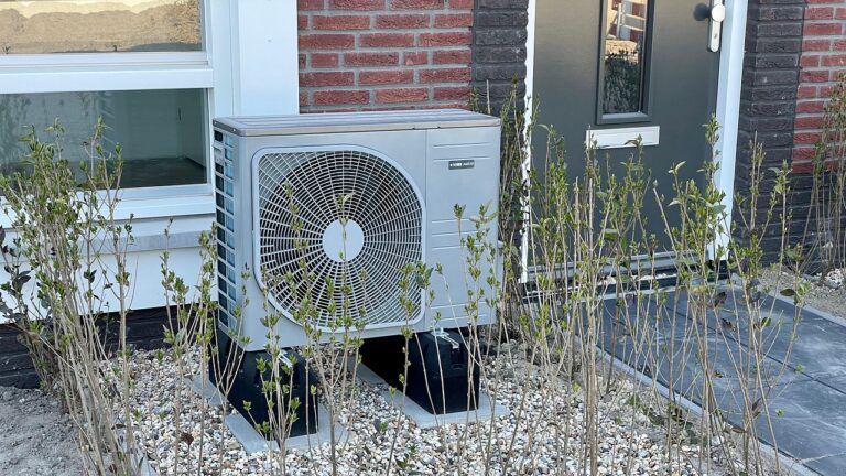 Pompa ciepła stojąca obok domu