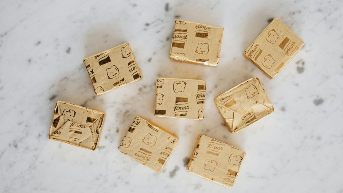 Osiem kostek rosołowych zapakowanych w złotą folię