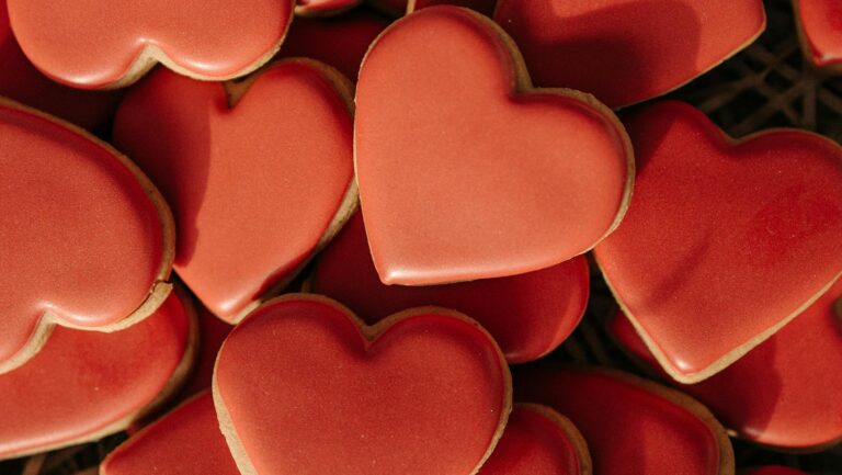 Walentynkowe ciasteczka z czerwonym lukrem w kształcie serc