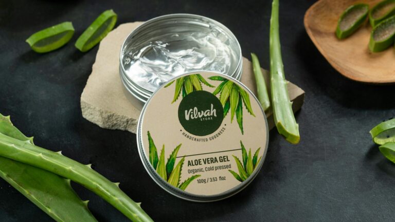 Żel aloesowy otoczony świeżymi liśćmi aloesu