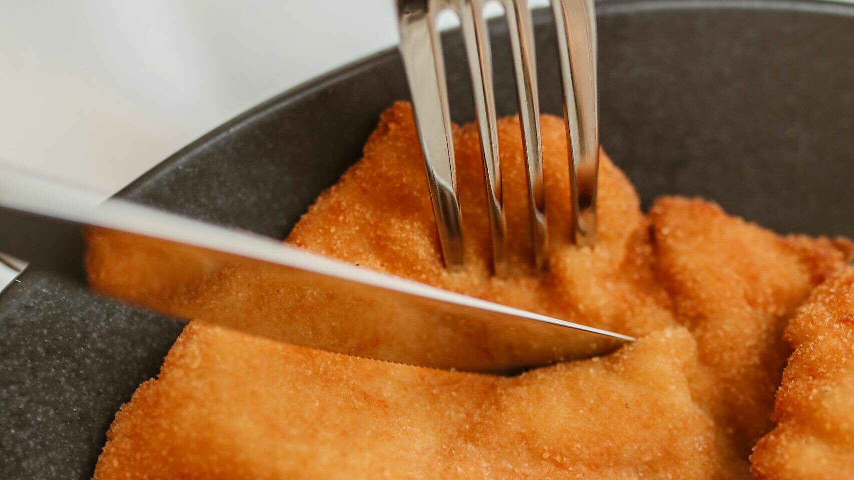 Panierowanie kotletów bez bałaganu. Zobacz, jakie to proste!