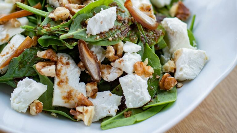 Zbliżenie na sałatkę ze szpinakiem, orzechami i serem feta