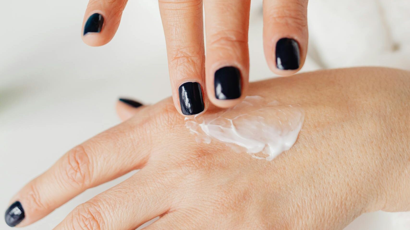 Naturalny balsam do rąk, który ukoi Twoją skórę. Zobacz, jak go zrobić!