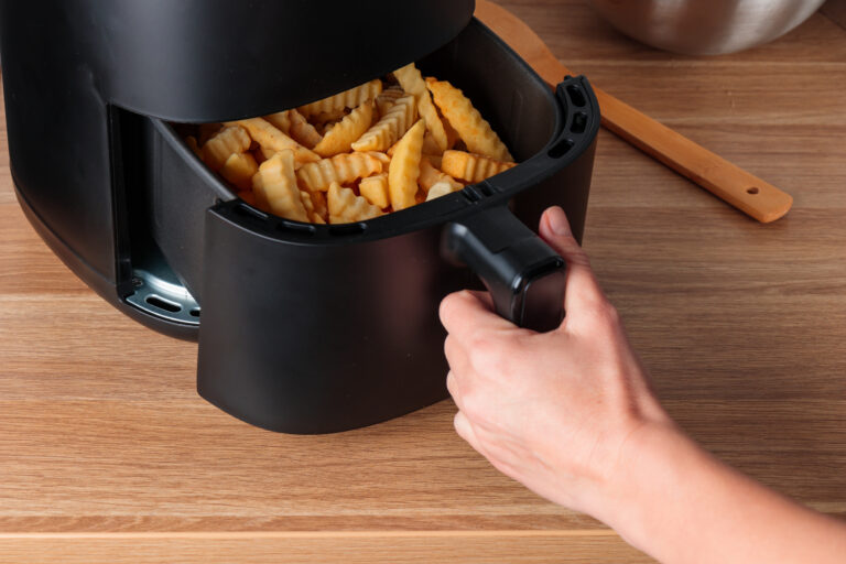 Jak zrobić idealnie chrupiące frytki w air fryer? Temperatura, czas i praktyczne triki