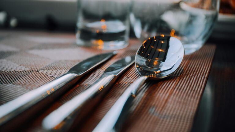 Zbliżenie na lśniące sztućce leżące na stole